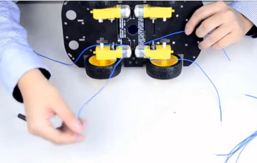 小R科技Arduino DS Robot WiFi视频小车机器人电机导线的安装