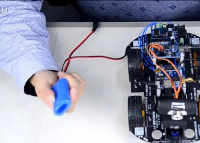 小R科技51duino DS Robot WiFi视频小车机器人电池的安装